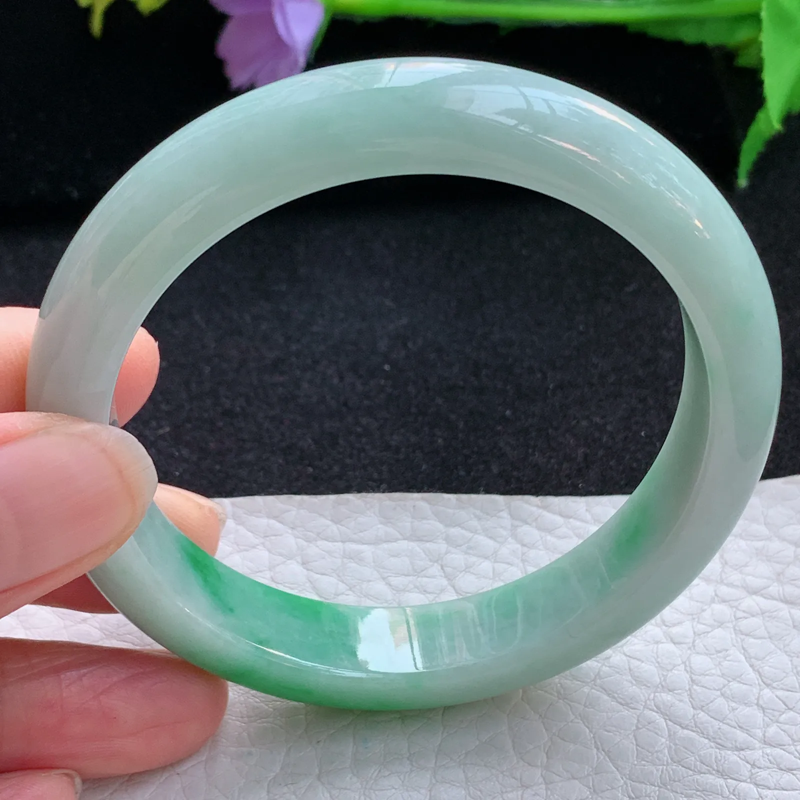 js自然光56*12*7.8平安镯 翡翠a货玉手镯辣绿宽边珠宝玉手环