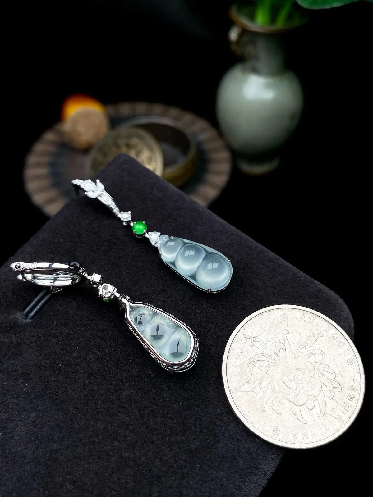 【冰种福豆耳坠】多子多福，豆子品质上佳，饱满度不错，冰润通透，起强胶感，光泽强烈。18K金钻精美镶嵌，裸石尺寸16*8*4毫米