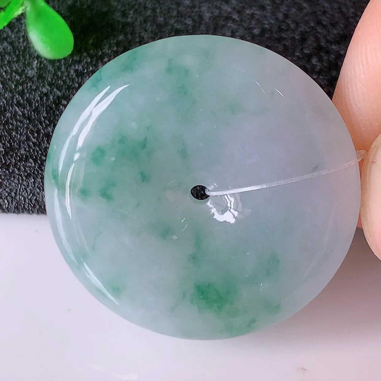 自然光实拍，冰胶飘花翡翠平安扣吊坠，翠色灵动，种老水足，寓意好，品相佳，佩戴佳品！#49.11