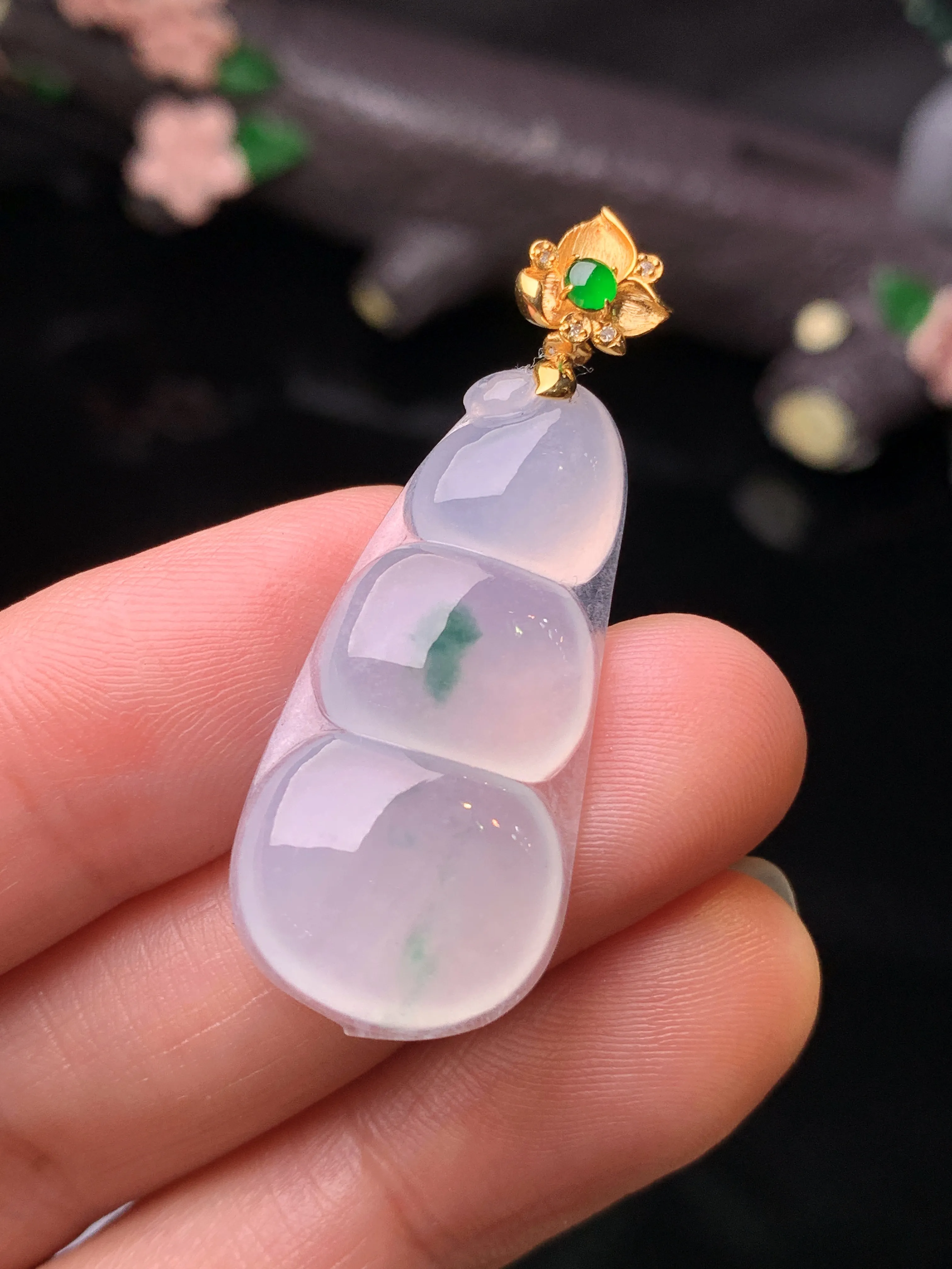 18k金镶嵌冰种四季豆吊坠 玉质细腻 水润亮眼 色泽艳丽 整体尺寸40.5*14.8*4.8