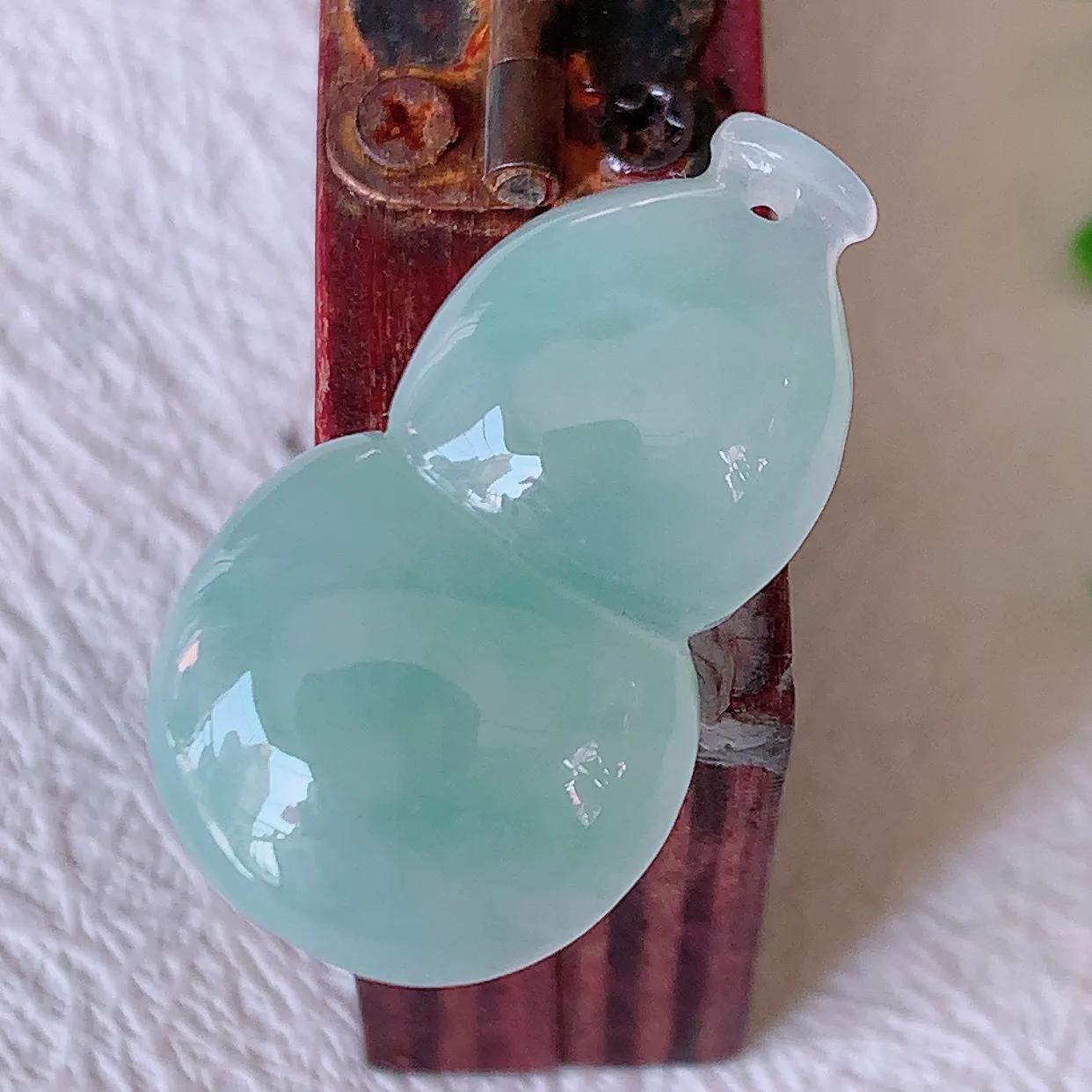 自然光实拍，冰种翡翠葫芦吊坠，葫芦寓意福禄双全，财源滚滚，饱满，清新脱俗，佩戴效果优雅迷人！#57.7
