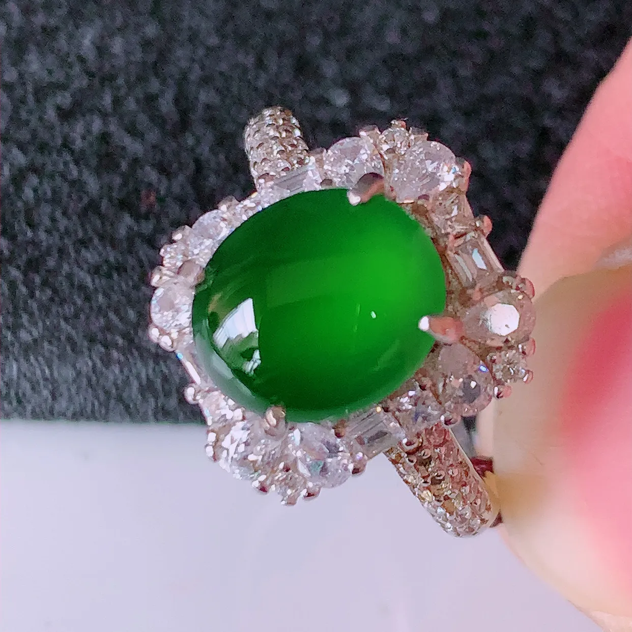 冰透满绿翡翠925银镶嵌戒指，自然光实拍，翠色灵动，颜色漂亮，种老水足，品相佳，佩戴佳品！#97.11（圈口可调大小）整体25.5*15.5*8裸石9*7