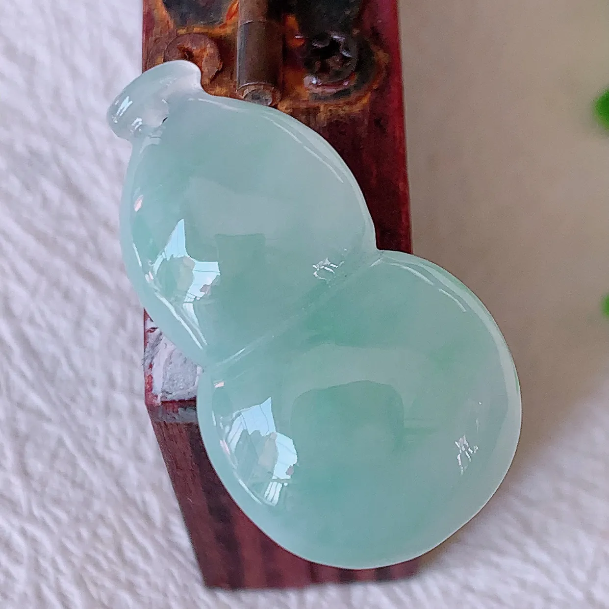 自然光实拍，冰种翡翠葫芦吊坠，葫芦寓意福禄双全，财源滚滚，饱满，清新脱俗，佩戴效果优雅迷人！#57.7