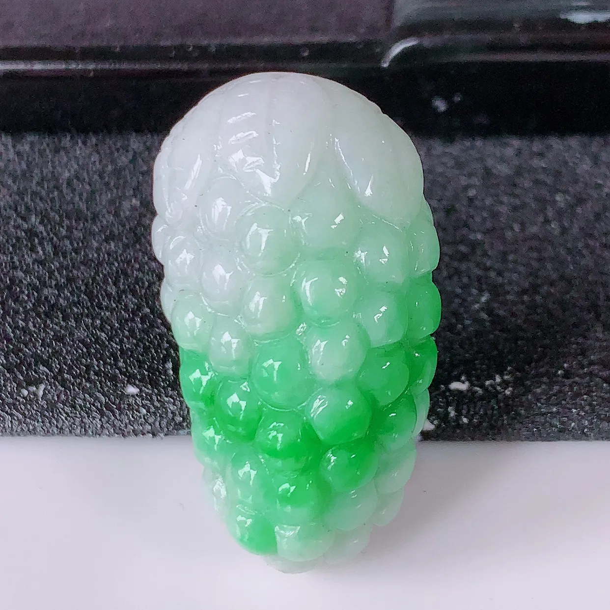 自然光实拍，多子多福葡萄冰润飘绿翡翠吊坠，种老水足，雕工精湛 ，寓意美好，佩戴时尚出众！#1.11