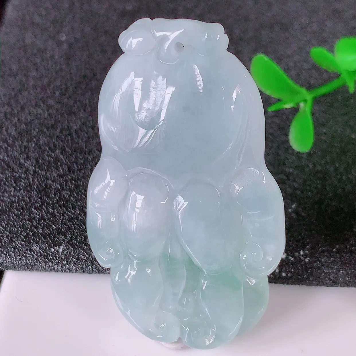 自然光实拍，冰胶飘花翡翠佛手瓜吊坠，翠色灵动，种老水足，寓意好，品相佳，佩戴佳品！#32.11