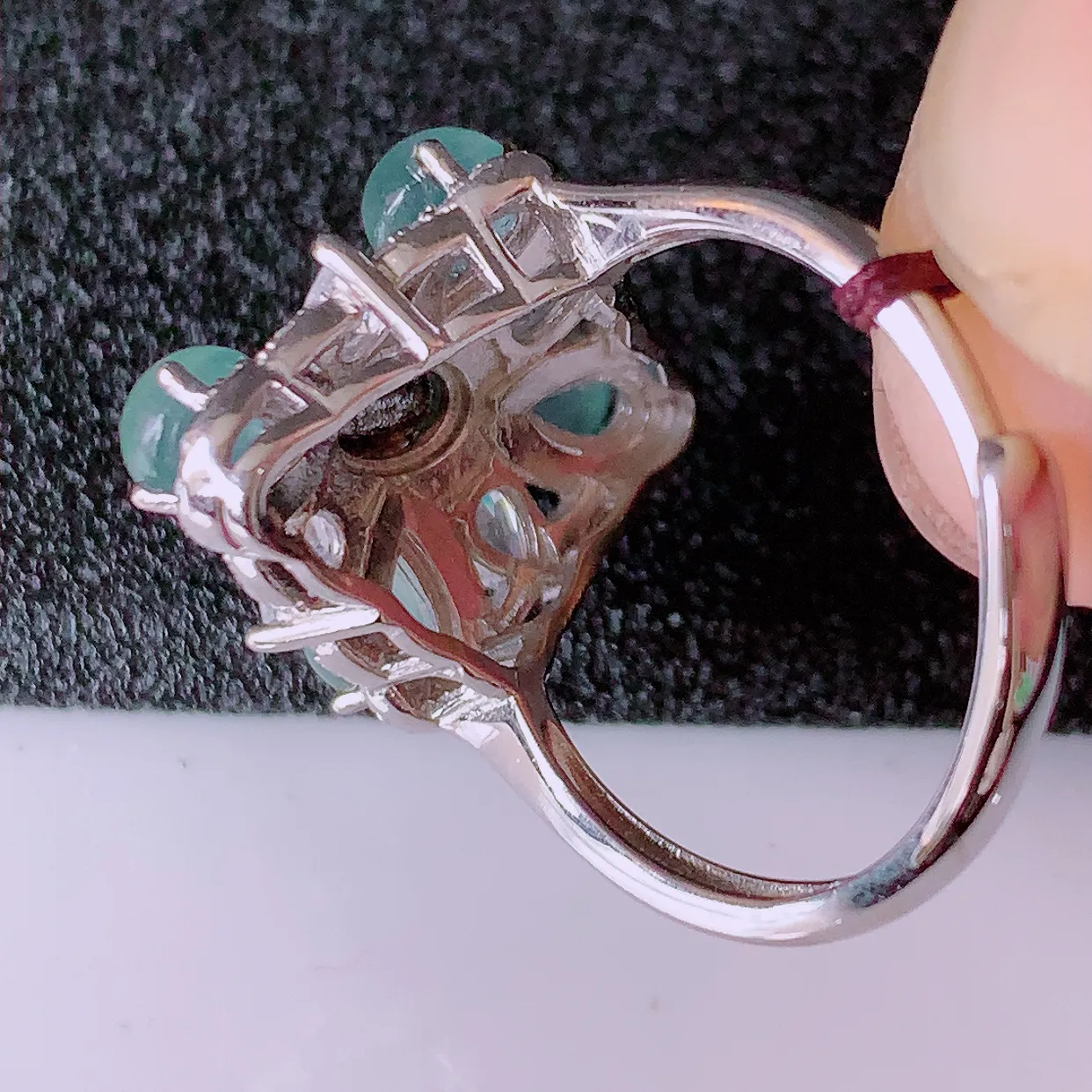 冰透满绿翡翠925银镶嵌戒指，自然光实拍，翠色灵动，颜色漂亮，种老水足，品相佳，佩戴佳品！#97.11（圈口可调大小）整体26*17.2*7.5裸石4.5*4.5