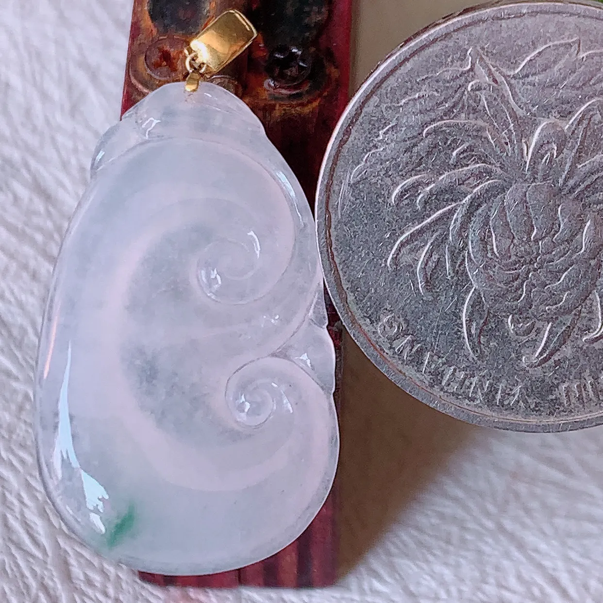 自然光实拍，18K金镶嵌冰种飘花翡翠如意吊坠，冰透，翠色灵动，饱满，万事如意，如意一生，配戴精美！#57.7