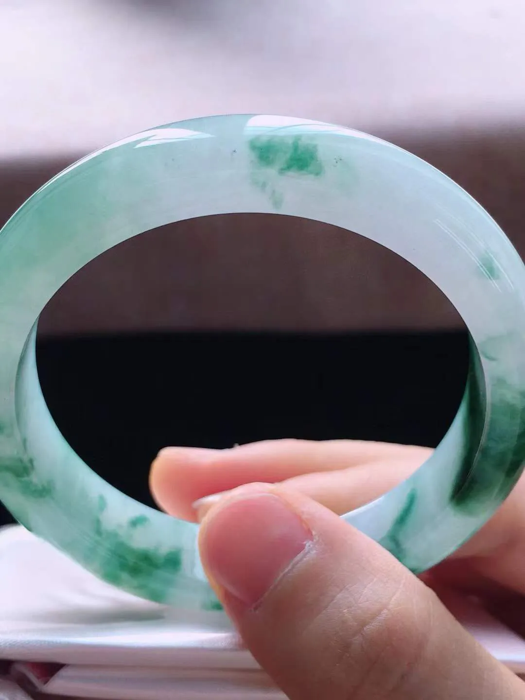 【翡翠名称】老种冰飘花52.8正圈口翡翠手镯
【翡翠尺寸】52.8*12*8mm适合51.8-54正圈口佩戴
【翡翠描述】缅甸天然翡翠A货，种老水足，玉质细腻，色泽靓丽，性价比高，佩戴效果好！