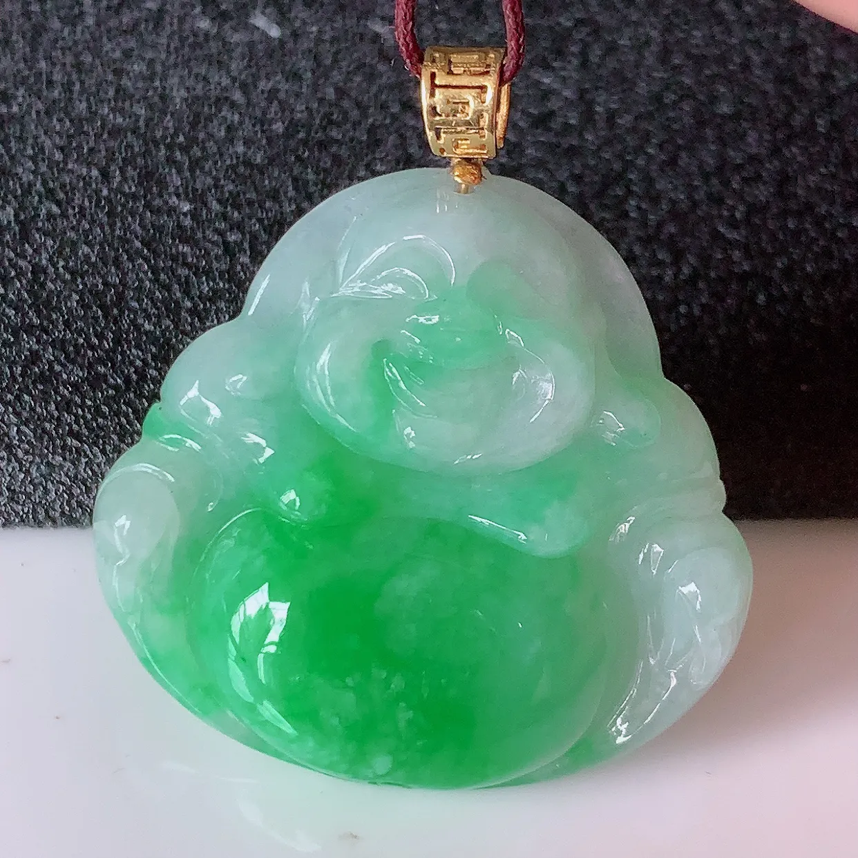 自然光实拍，18K金镶嵌冰润飘绿翡翠佛公吊坠，玉笑佛，饱满，开脸喜庆，配戴优雅迷人！#1.11整体3