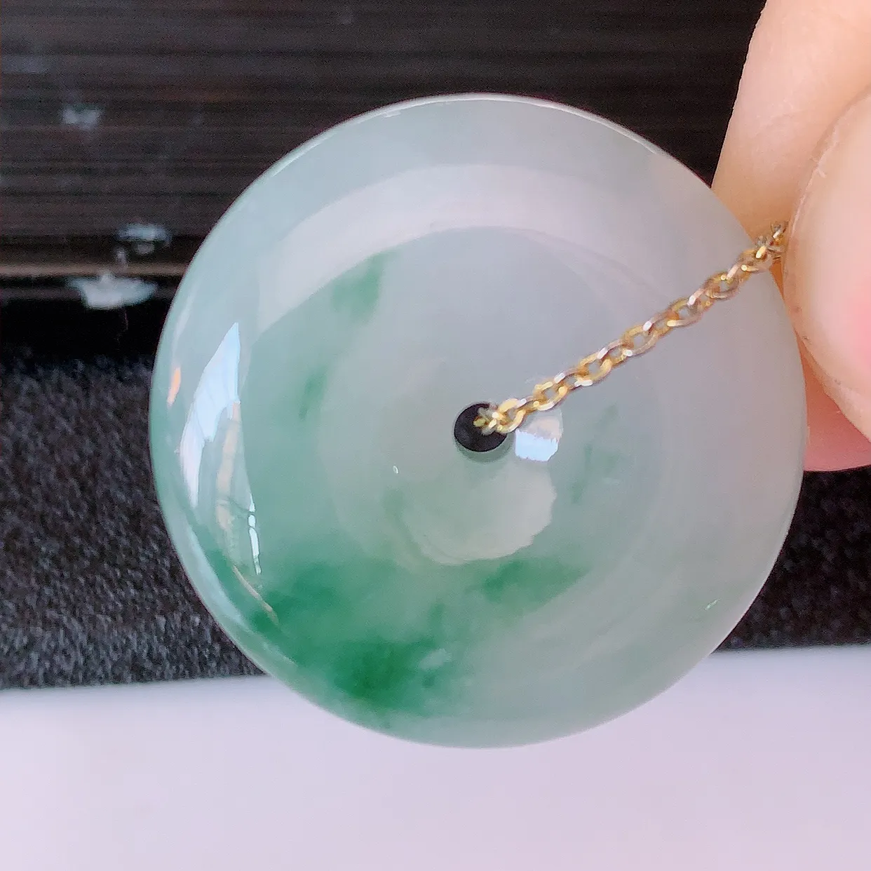 自然光实拍，冰飘花翡翠平安扣吊坠，形体饱满圆润，平安扣肥嘟嘟的，平平安安，种水很好，配戴精美！#02.7
