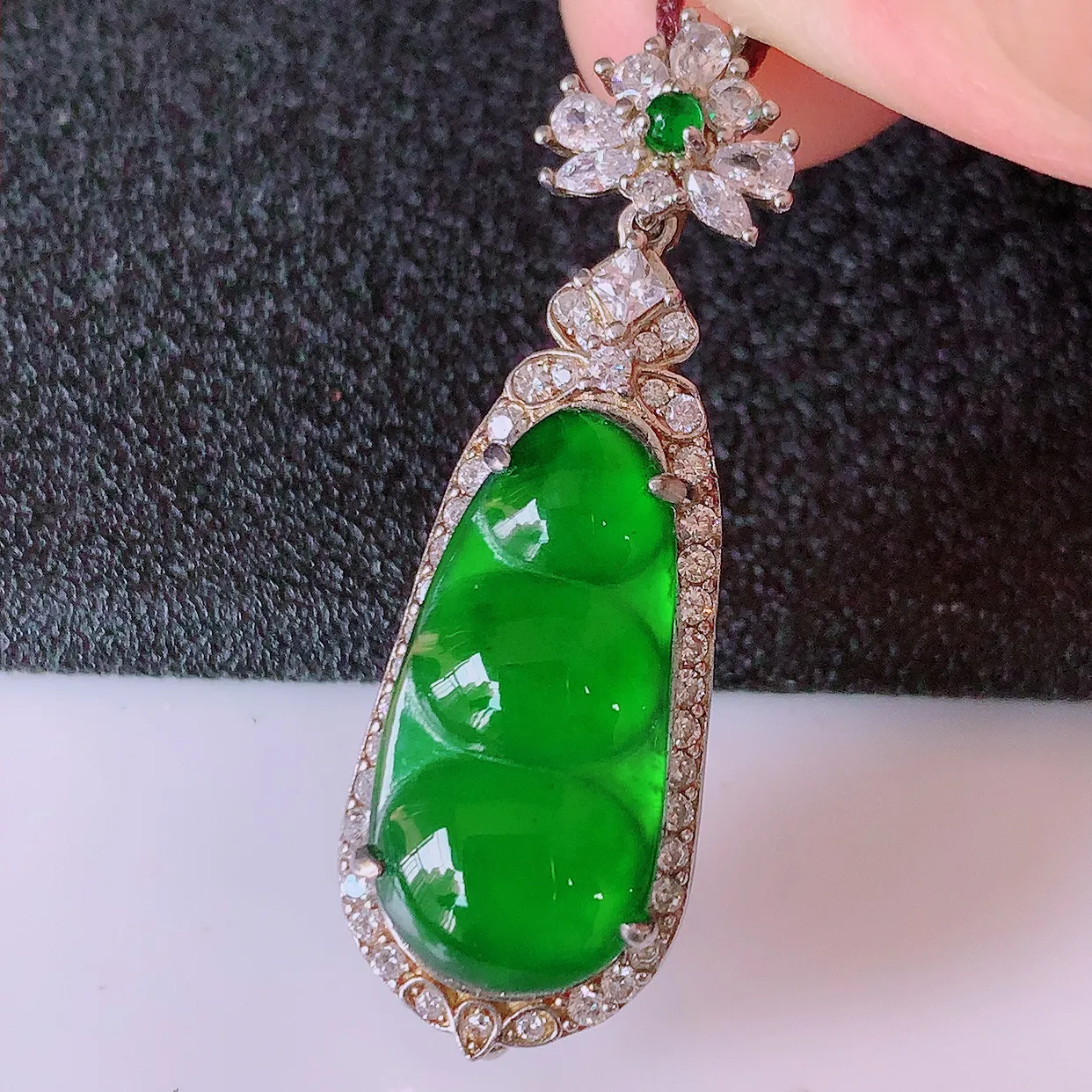 冰透满绿翡翠925银镶嵌福豆吊坠，自然光实拍，翠色灵动，颜色漂亮，种老水足，品相佳，佩戴佳品！#97