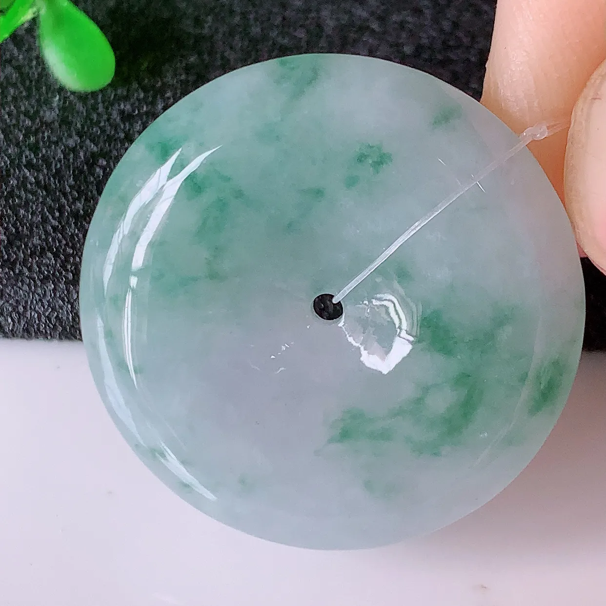 自然光实拍，冰胶飘花翡翠平安扣吊坠，翠色灵动，种老水足，寓意好，品相佳，佩戴佳品！#49.11