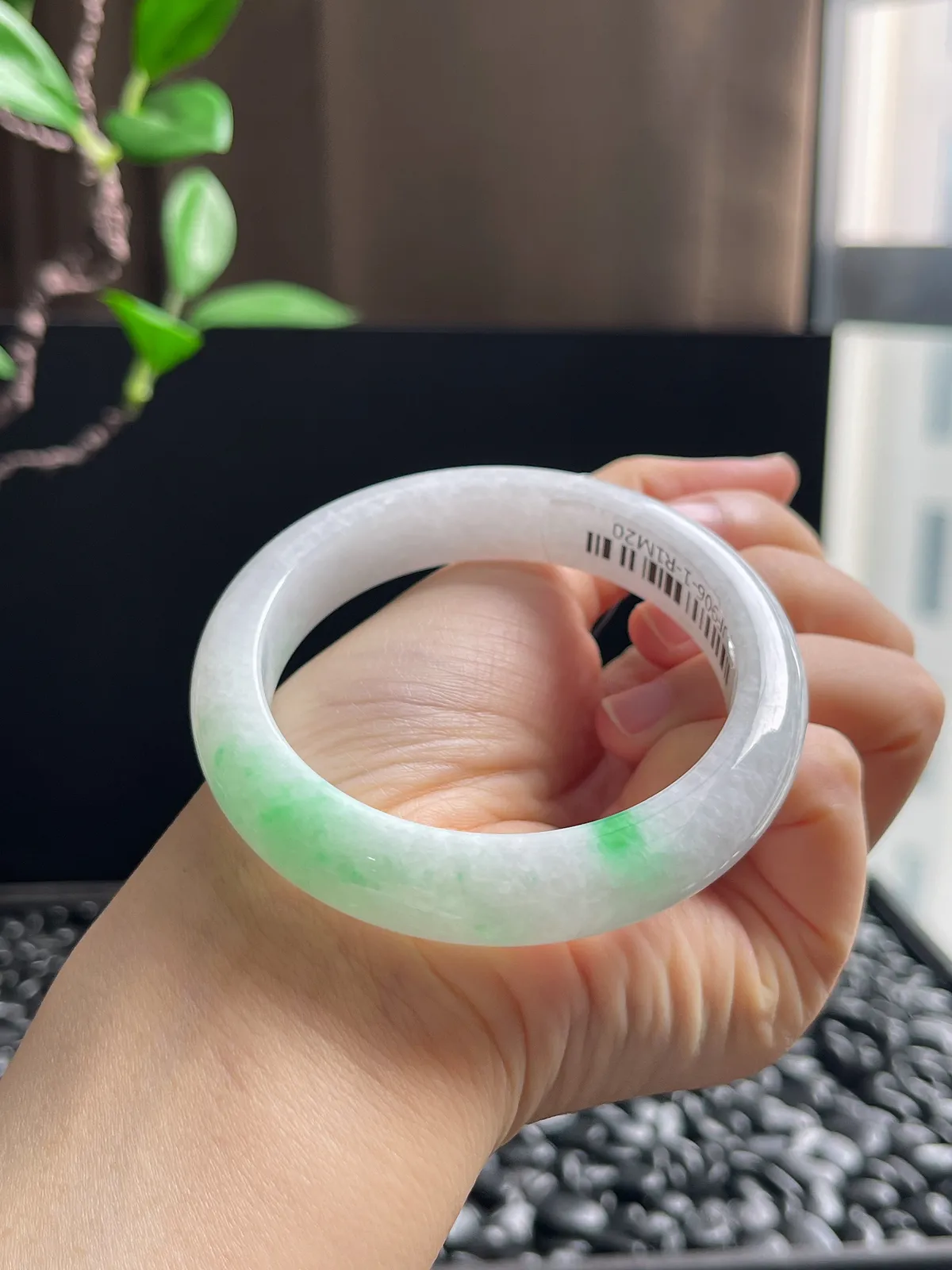 正圈55.8圈口，翡翠糯化种飘绿手镯