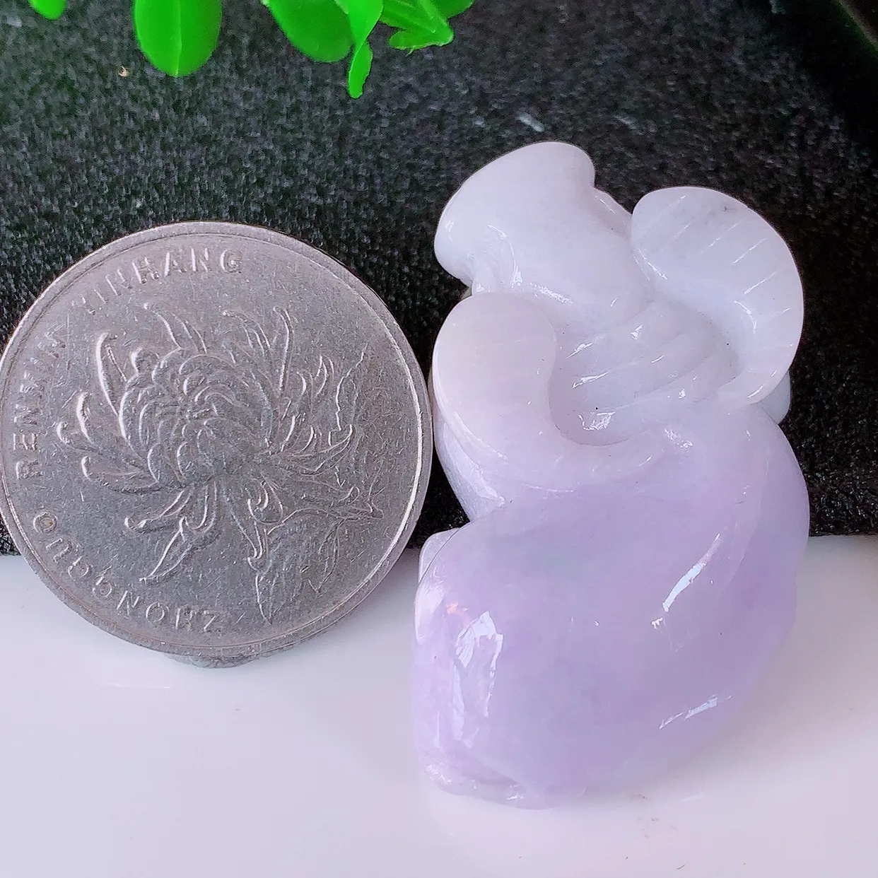 自然光实拍，冰润紫罗兰翡翠生肖牛气冲天吊坠，种老水足，雕工精湛 ，寓意美好，佩戴时尚出众！#41.11