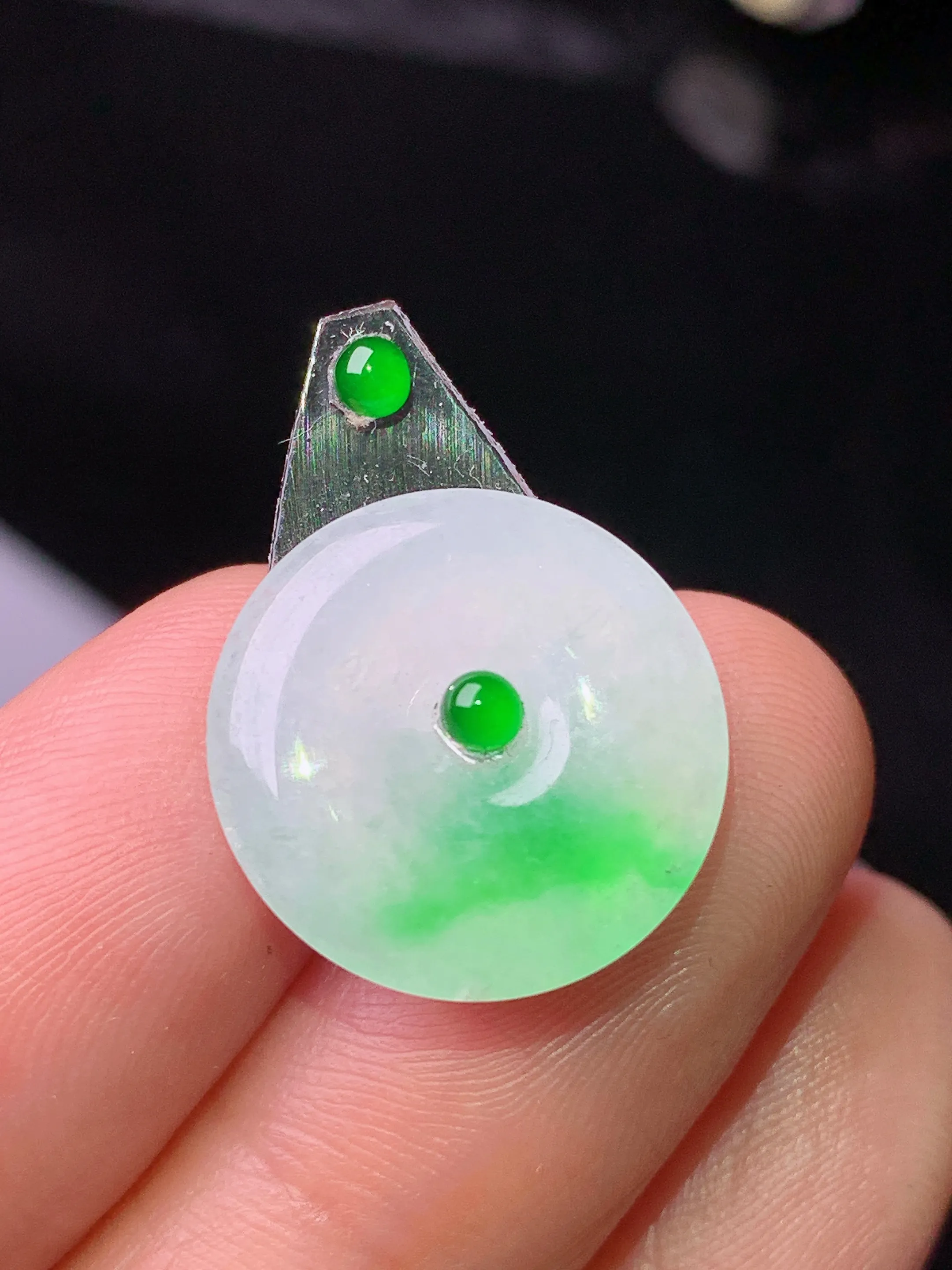 镶嵌款 飘绿平安扣吊坠 玉质细腻 水润亮眼 色泽艳丽 整体尺寸16*2.6