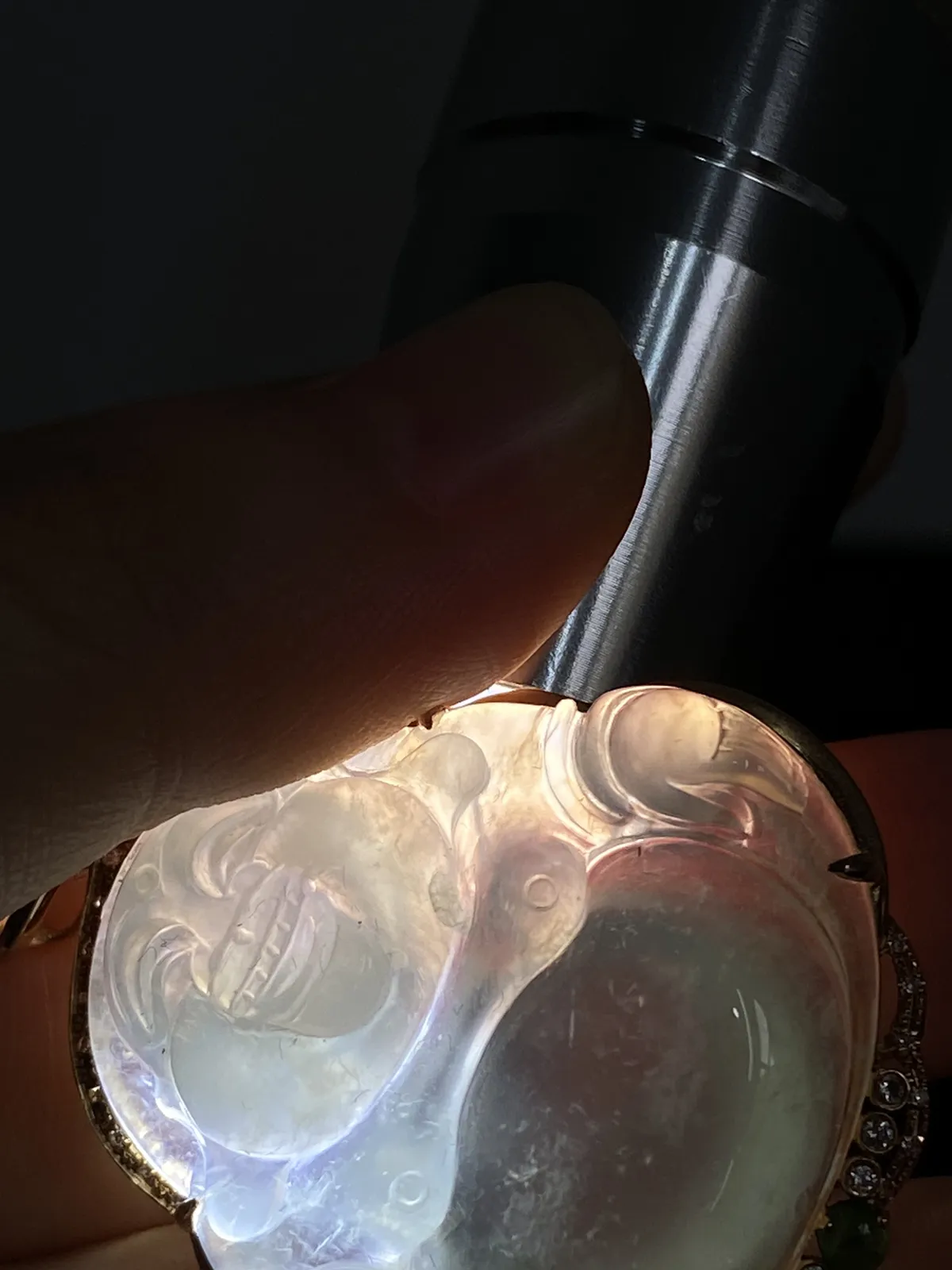 翡翠冰糯种浅绿色吊坠，伴钻石