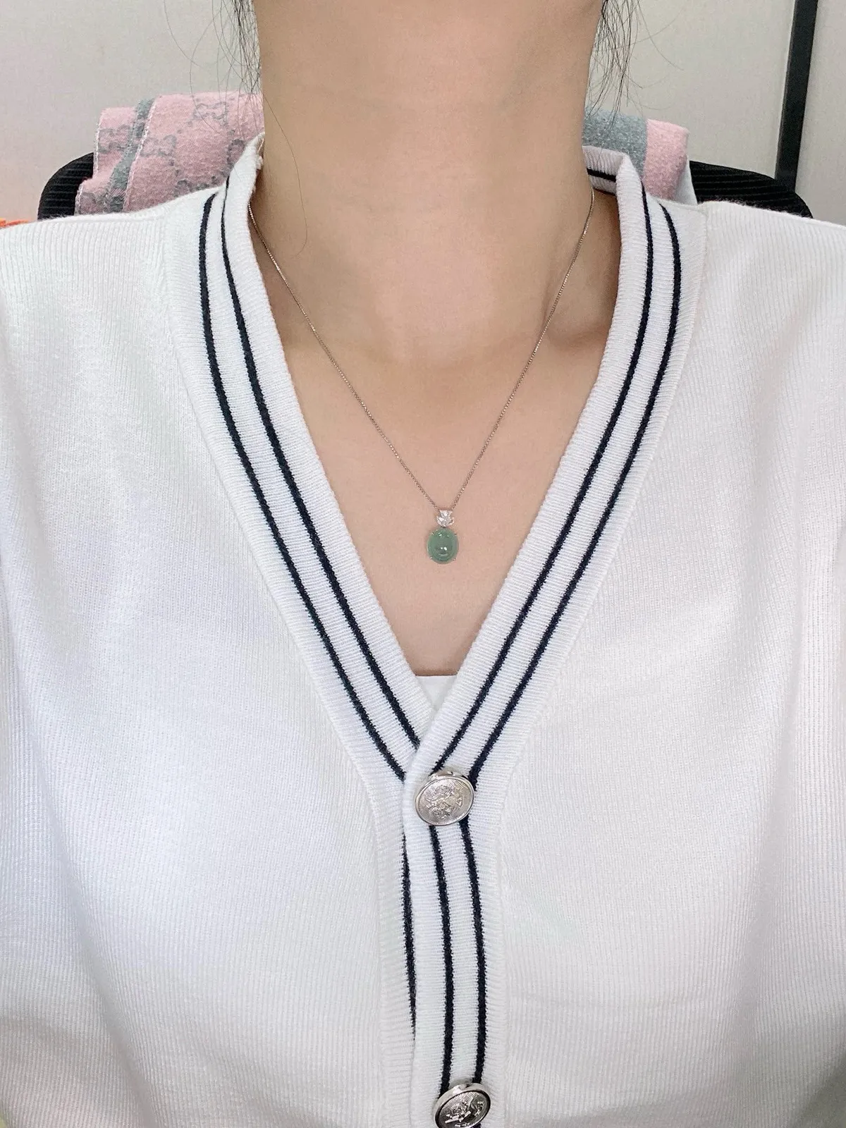 【冰种湖水绿蛋面吊坠】迷人湖水绿，形状非常饱满，冰润通透，种老起光，胶感强烈。质地细腻度均匀度很高，18K金钻精美镶嵌，裸石尺寸10.5*9.8*4.7毫米