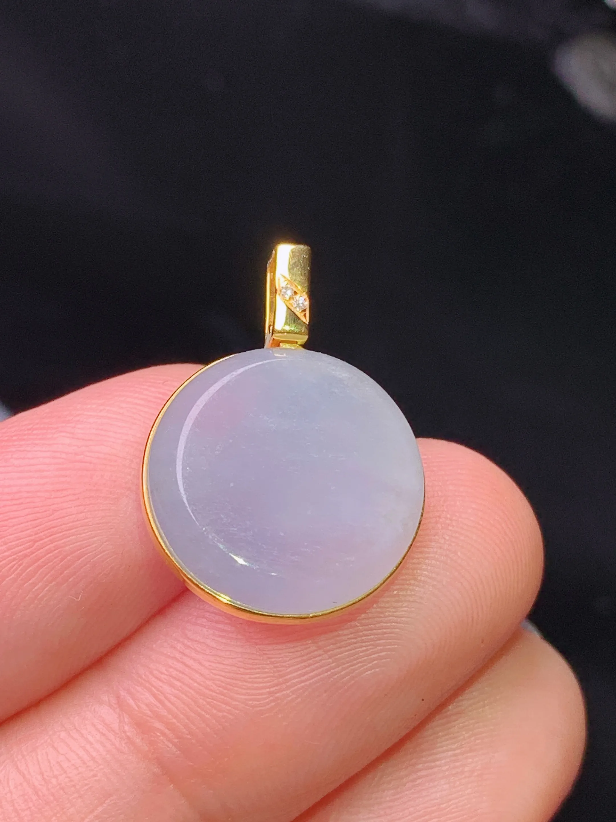 18k金镶嵌紫罗兰圆牌吊坠 玉质细腻 水润亮眼 色泽艳丽 整体尺寸20*14.6*5.5