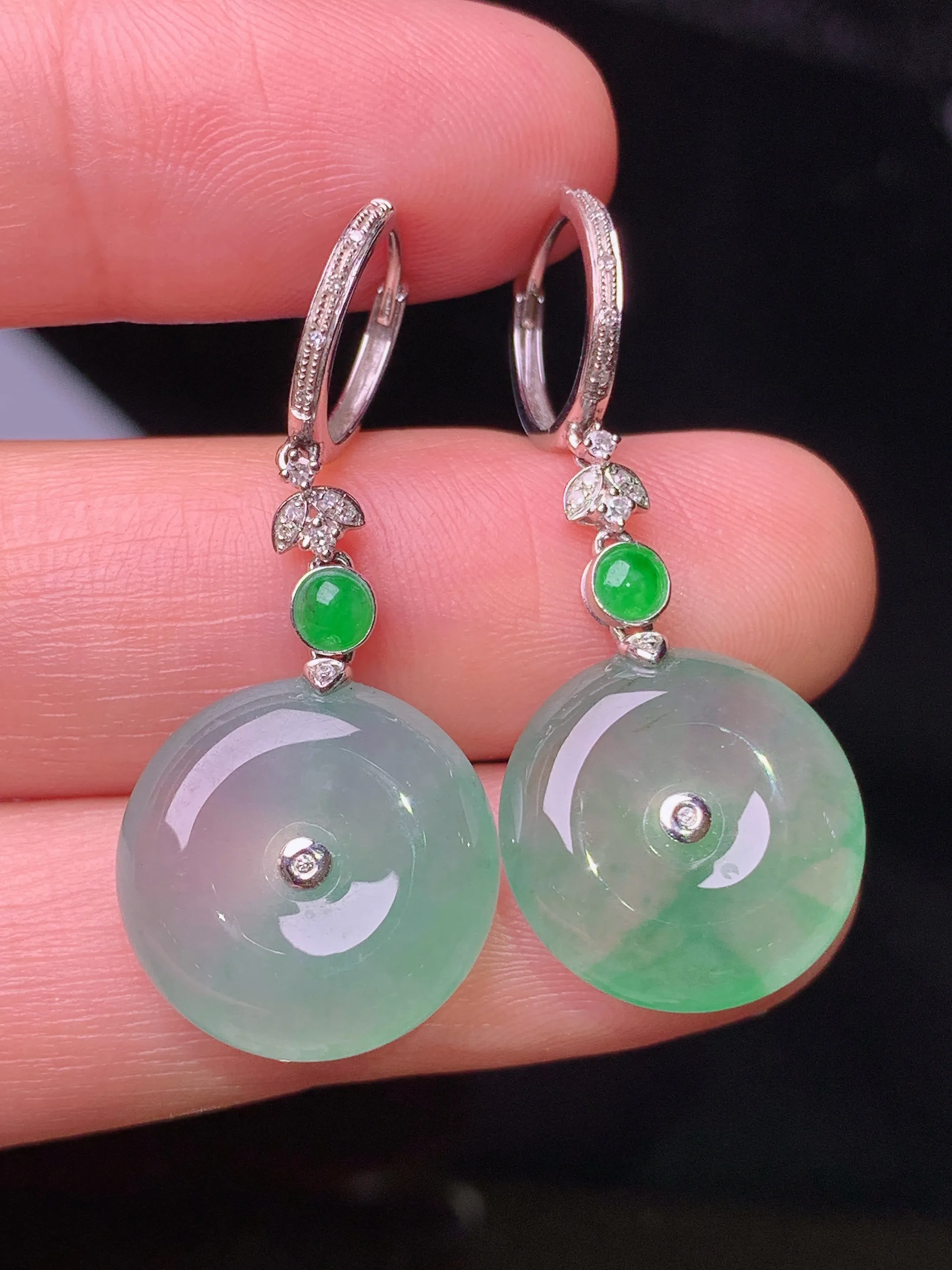 18k金钻镶嵌冰种平安扣耳坠 玉质细腻 水润亮眼 色泽艳丽 整体尺寸34.5*15*5.5