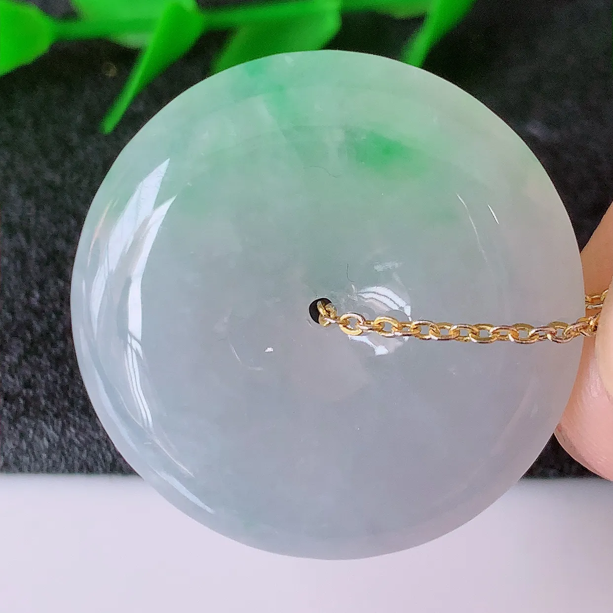 自然光实拍，冰飘绿翡翠平安扣吊坠，品相佳，美感十足，寓意平平安安，平安扣佩戴精美时尚！#57.11