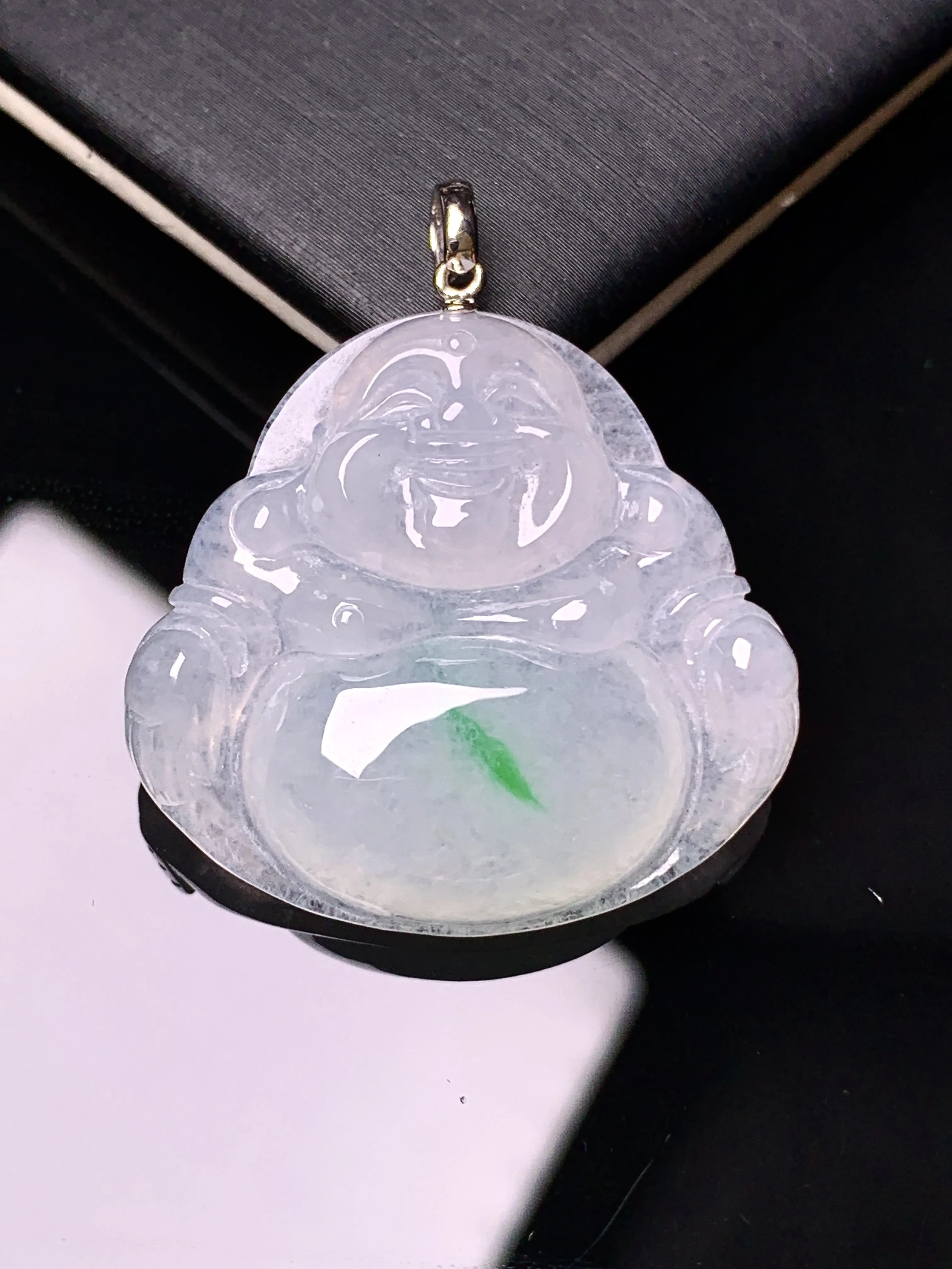 18k金镶嵌飘绿佛公吊坠 玉质细腻 水润亮眼 色泽艳丽 整体尺寸33.5*29.3*6