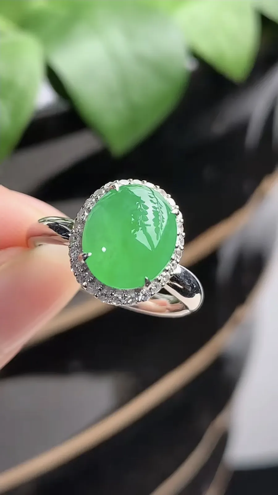 a货翡翠老坑冰种18K金伴钻镶嵌阳绿蛋面戒指 圈口17.3裸石尺寸10.4×8.5mm 重量3.62