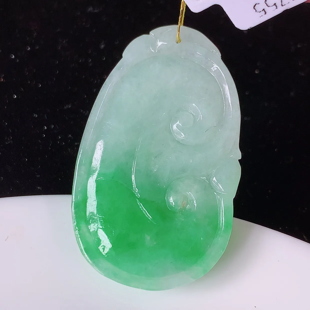 自然光实拍，冰润飘绿翡翠如意吊坠，翠色灵动，饱满，万事如意，如意一生，配戴精美！#35.11