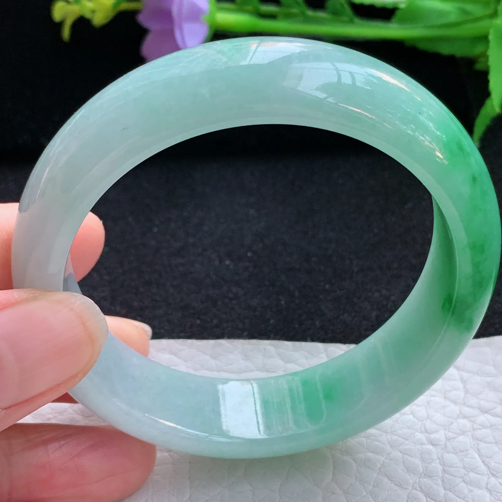 js自然光55.5*15.6*7.8轮胎镯 翡翠a货玉手镯辣绿宽边珠宝玉手环