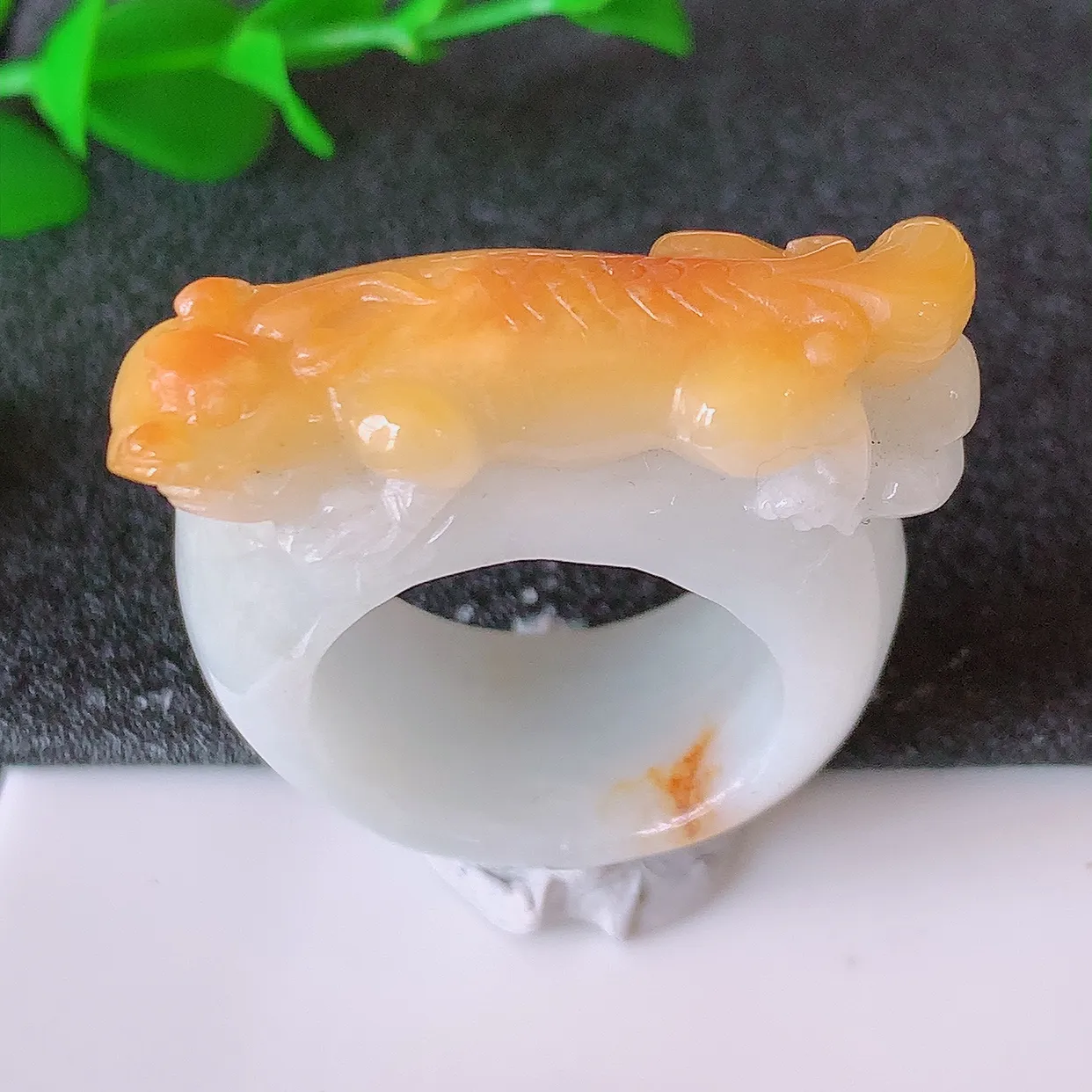 自然光实拍，黄翡貔貅扳指，18.5mm内径双彩翡翠扳指，冰润指环，玉扳指，戒指，财源滚滚，玉质细腻起