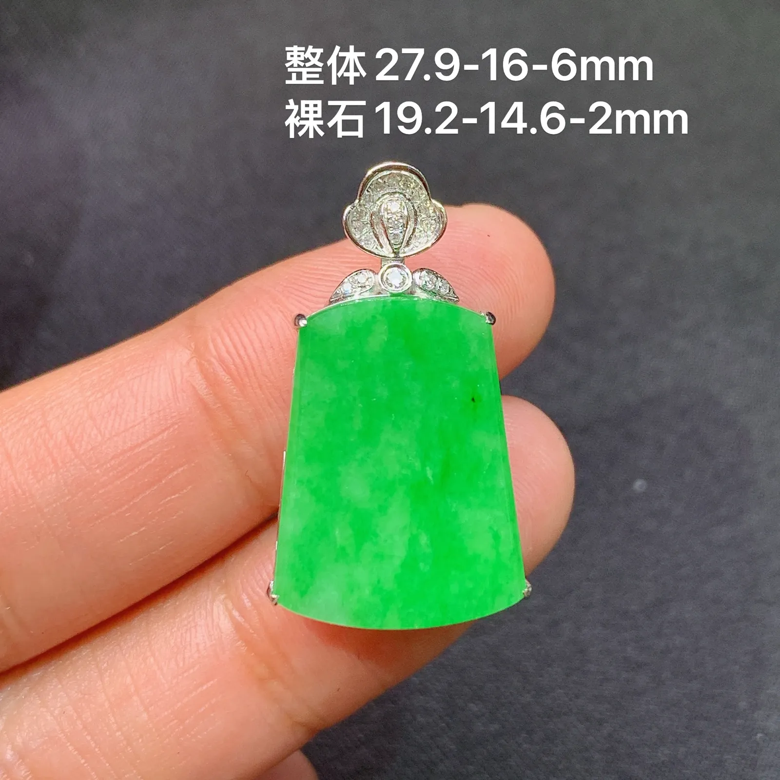 阳绿无事牌吊坠，18k金镶嵌，冰润色阳，种老水足 Fj尺寸27.9*16*6