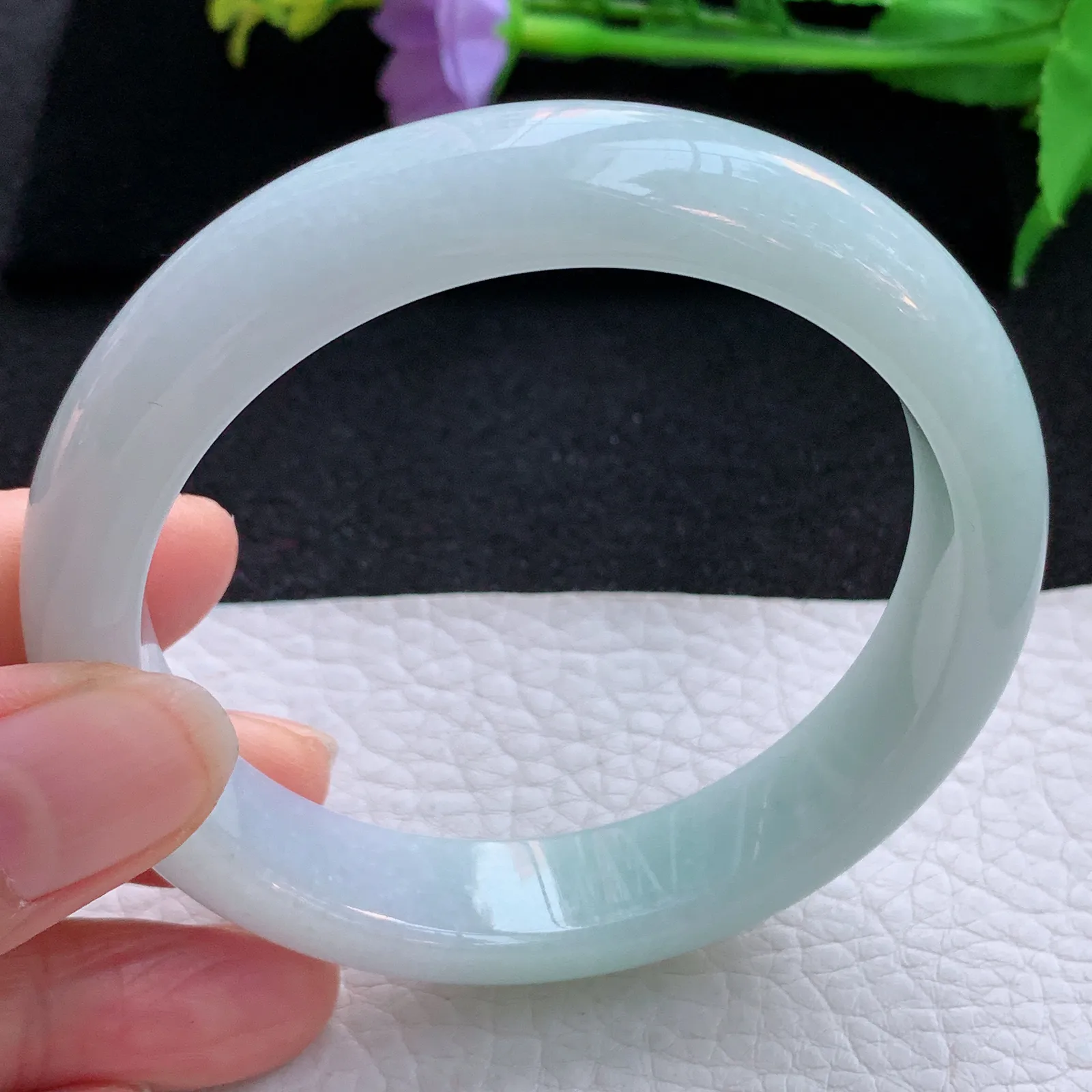 js自然光59*12.5*8.5平安镯 翡翠a货玉手镯胶感浅绿宽边珠宝玉手环