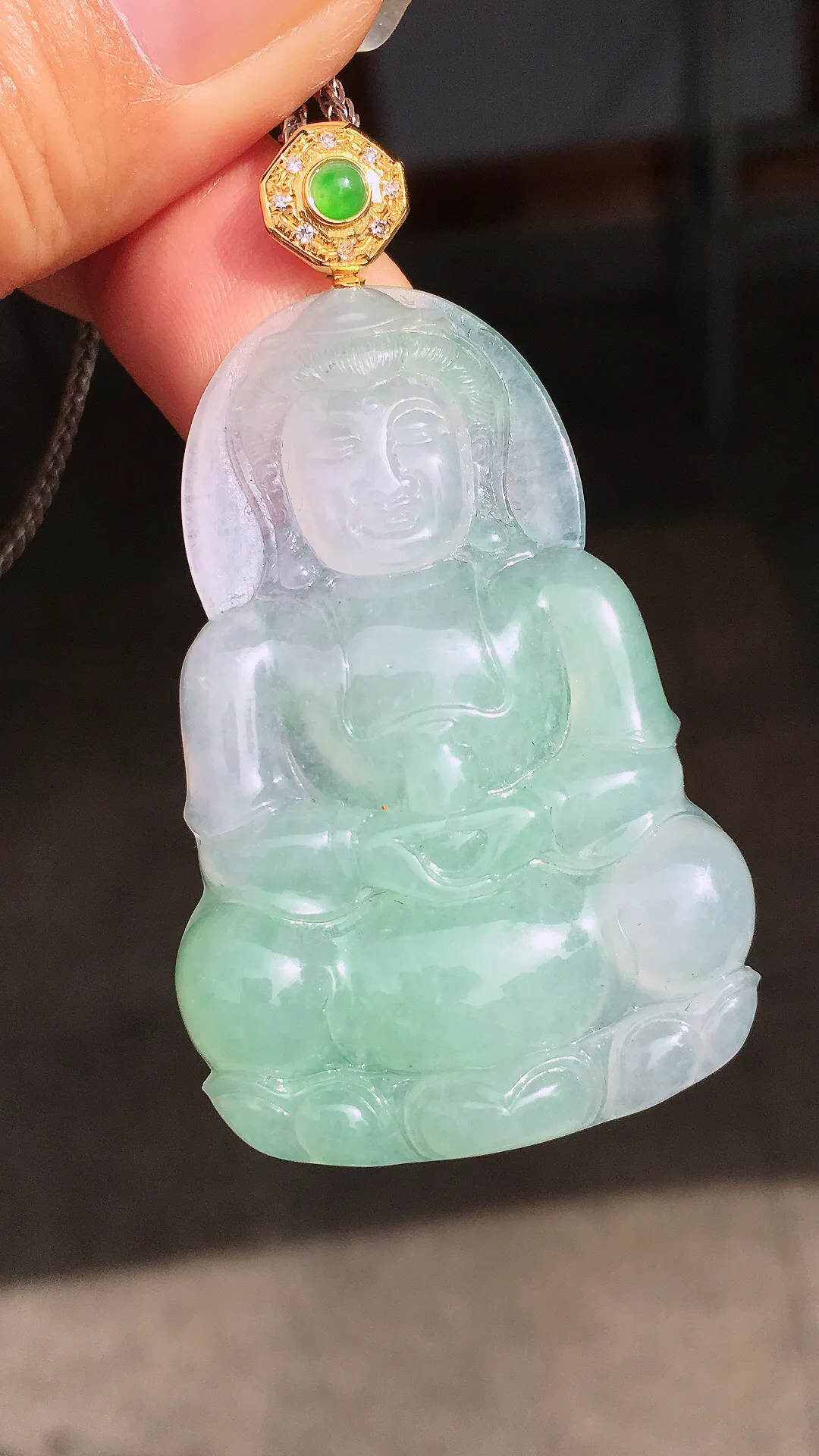 飘绿观音吊坠，色泽艳丽，玉质细腻，饱满圆润，尽显优雅气质，18k
金豪华镶嵌