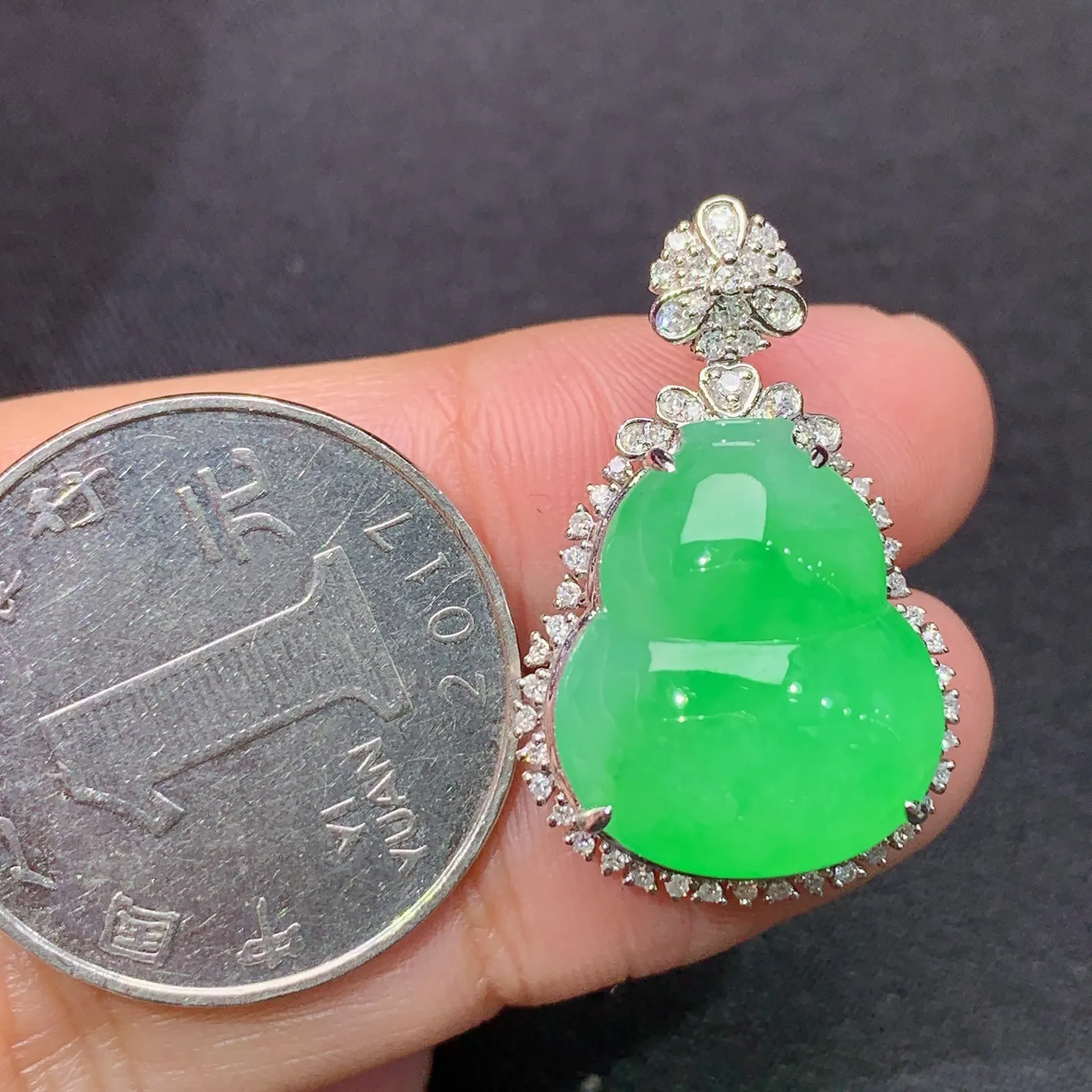 甜绿葫芦吊坠，18k金镶嵌，冰润色阳，玉质细腻，种水足，Jj 尺寸28*17.6*9.9