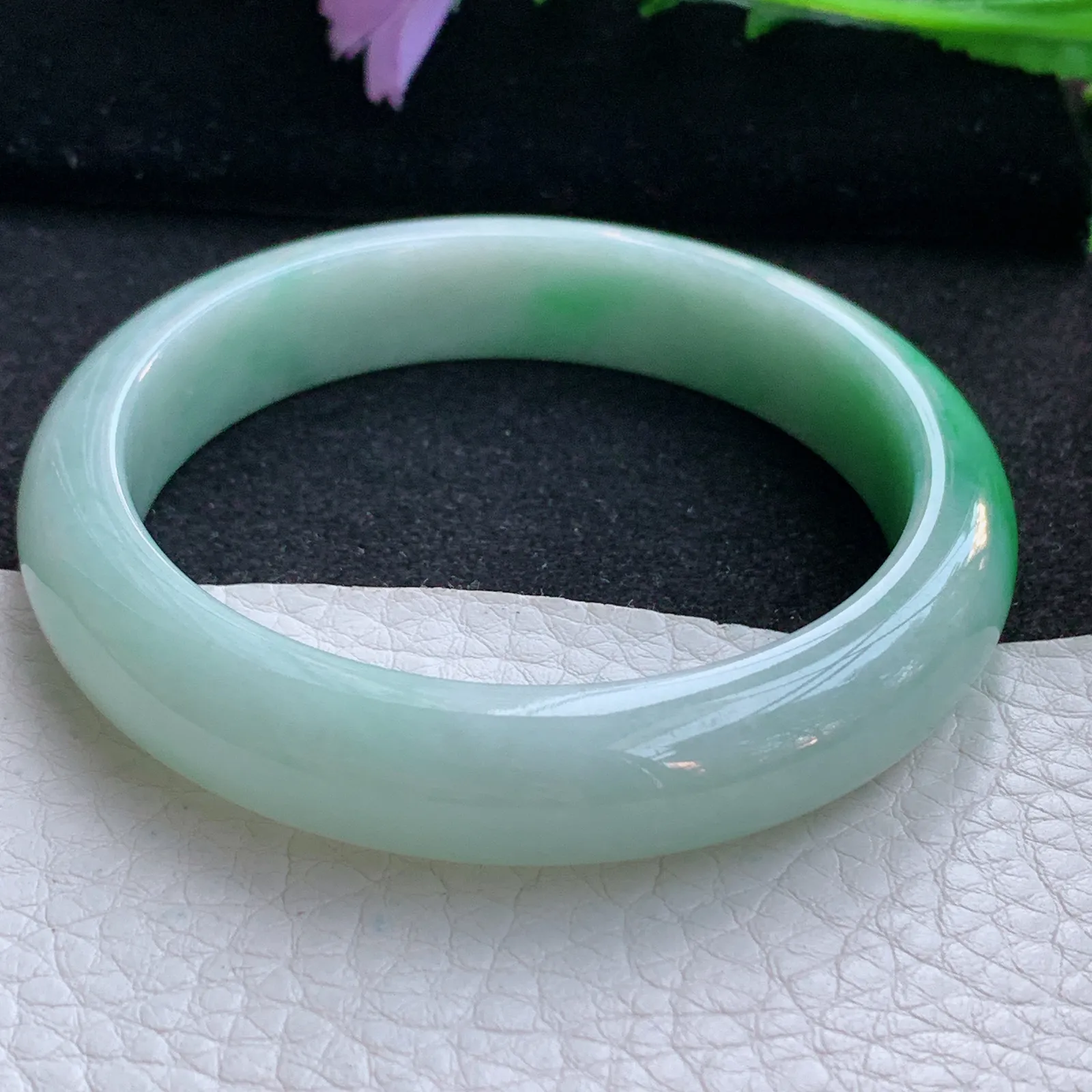 js自然光56*12*7.8平安镯 翡翠a货玉手镯辣绿宽边珠宝玉手环