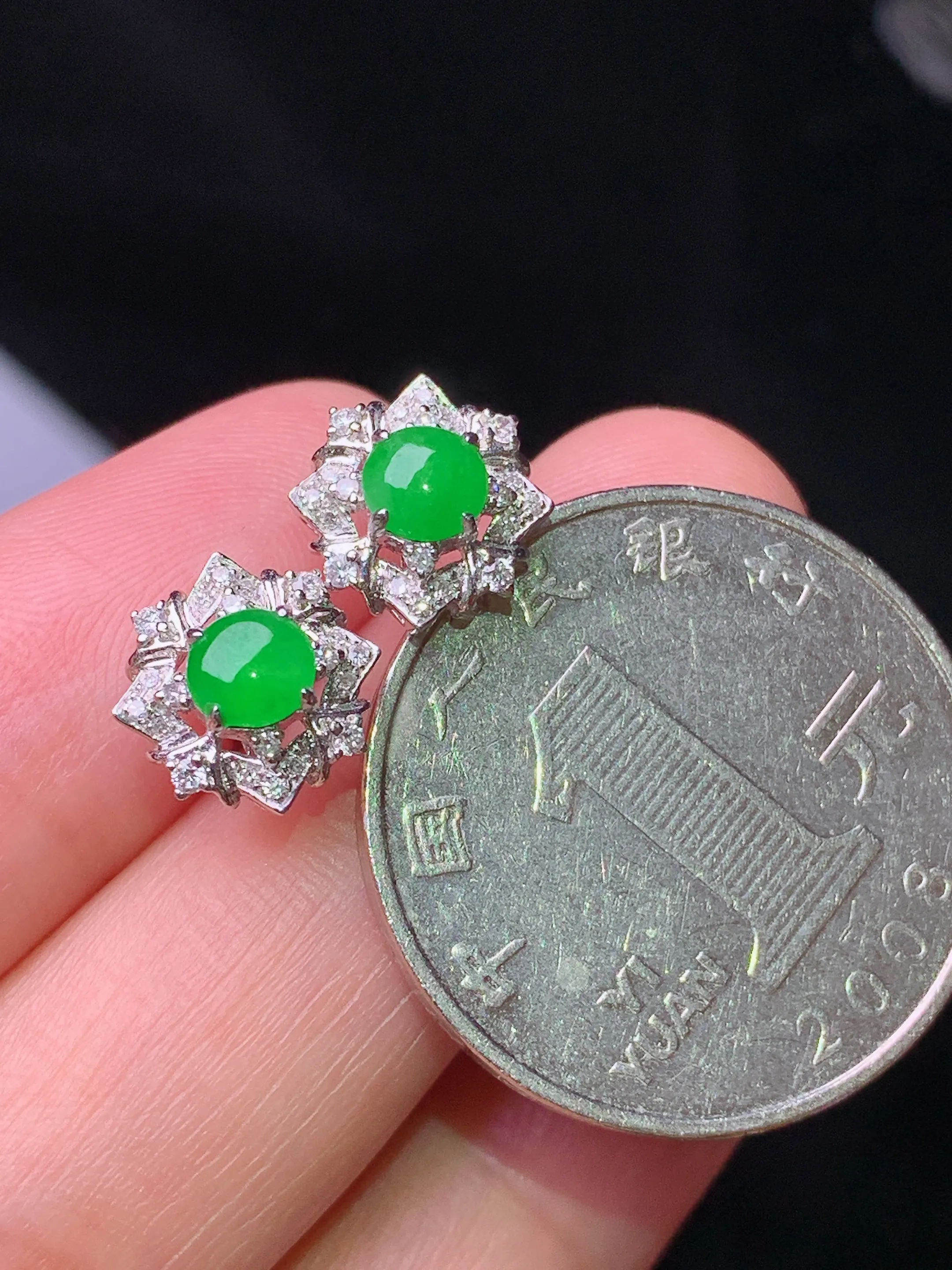 18k金钻镶嵌满绿蛋面耳钉 玉质细腻 水润亮眼 色泽艳丽 整体尺寸9.8*5.6