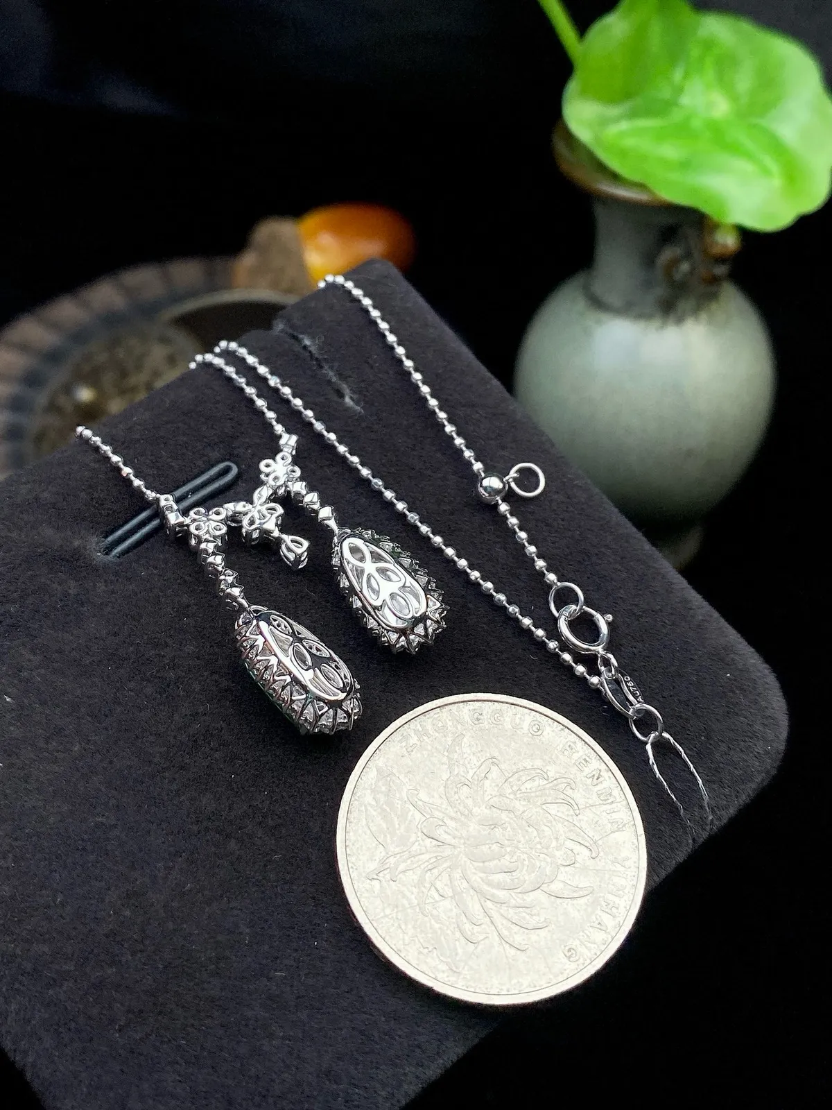 【冰种黄翡满绿福豆镶嵌吊坠】质地细腻，冰感十足，晶莹透亮，18K金钻镶嵌，裸石尺寸10.7*4.8*2.6毫米