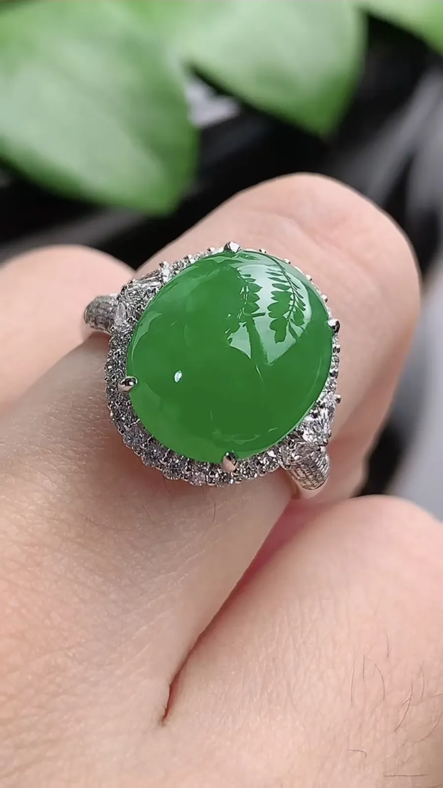 a货翡翠老坑种18K金伴钻镶嵌阳绿蛋面戒指 圈口17.4裸石尺寸12.8×11mm 重量5.16g 1206