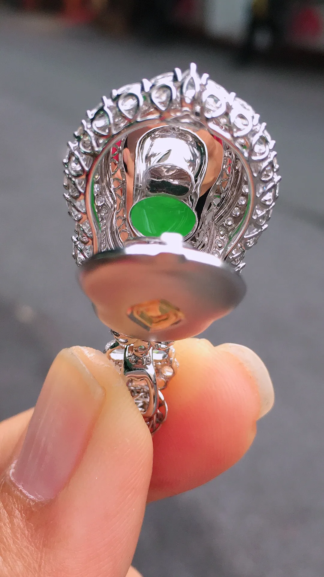 阳绿葫芦吊坠，色泽均匀艳丽，玉质细腻，荧光感超
强，饱满圆润，尽显优雅气质，18k
金豪华镶嵌