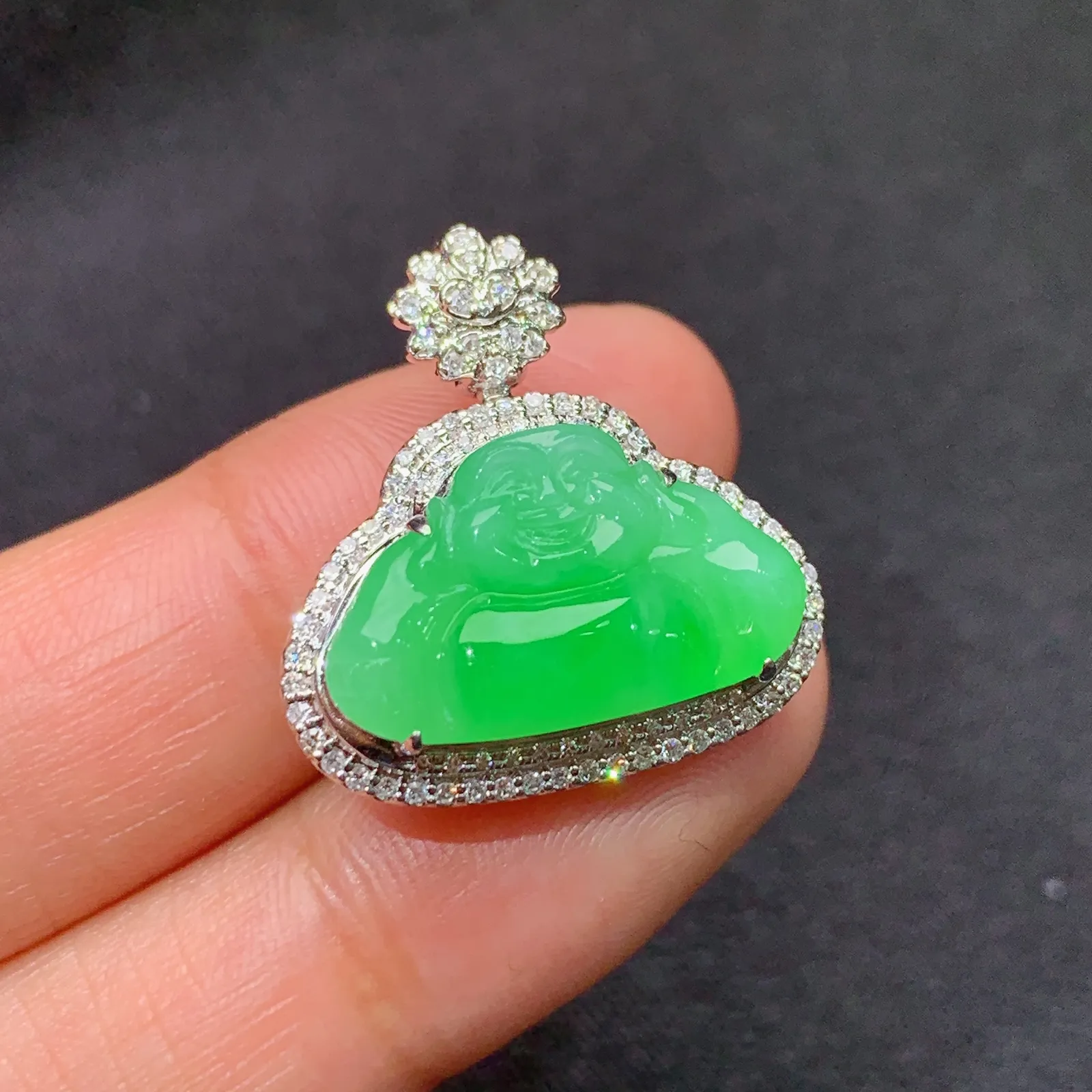 甜绿舒佛吊坠，18k金镶嵌，冰润色阳，品相好，种水足，Kf 尺寸22.9*22*9