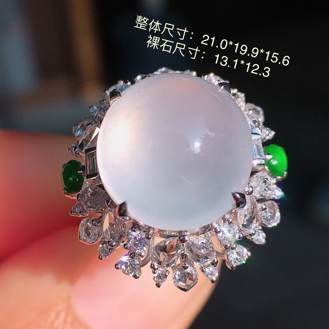 冰种蛋面戒指，玉质细腻，荧光感超
强，饱满圆润，尽显优雅气质，18k
金豪华镶嵌