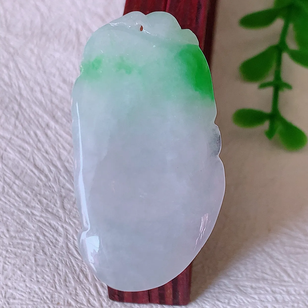 自然光实拍，冰胶飘绿翡翠逍遥布袋佛吊坠，代代有钱，水足丰盈，盈满欢喜，配戴送礼佳品！#02.7