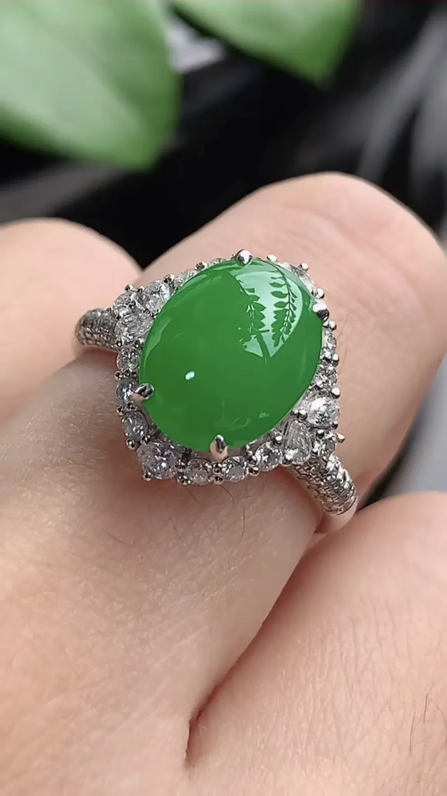 a货翡翠老坑种18K金伴钻镶嵌阳绿蛋面戒指 圈口17.3裸石尺寸10.6×8.2mm 重量3.82g 1206