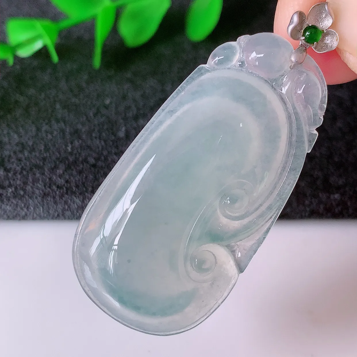 自然光实拍，18k金镶嵌冰种翡翠如意吊坠，寓意顺心如意，事事如意，吉祥如意，细腻饱满，色泽鲜艳，称心如意佩戴优雅时尚！#12.11整体44.5裸石38*20*5