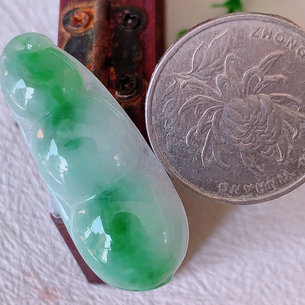 自然光实拍，冰润飘绿翡翠四季豆吊坠，平安豆福豆玉坠，冰润通透，豆粒饱满，寓意：豆蔻年华！#57.7