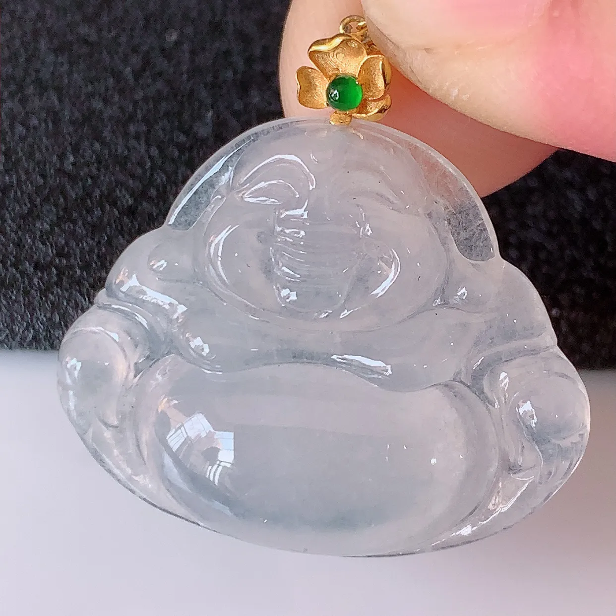 自然光实拍，18K金镶嵌冰种翡翠佛公吊坠，冰透饱满， 佛公亦保平安，寓意有福（佛公）相伴，品相佳，配戴优雅迷人！#41.11整体27.5裸石28.5*23*5.5