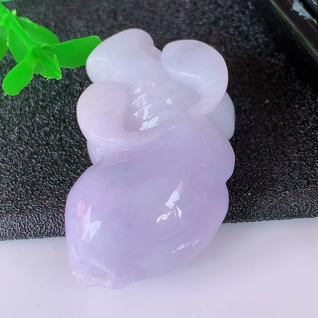 自然光实拍，冰润紫罗兰翡翠生肖牛气冲天吊坠，种老水足，雕工精湛 ，寓意美好，佩戴时尚出众！#41.11