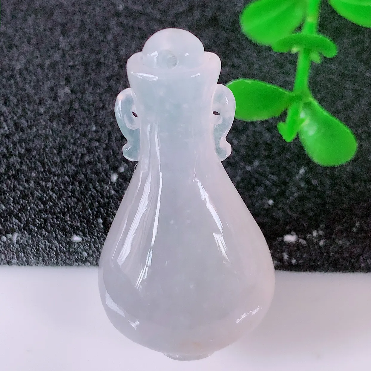 自然光实拍，冰种翡翠平平安安花瓶吊坠，翠色灵动，种老水足，寓意好，品相佳，佩戴佳品！#32.11