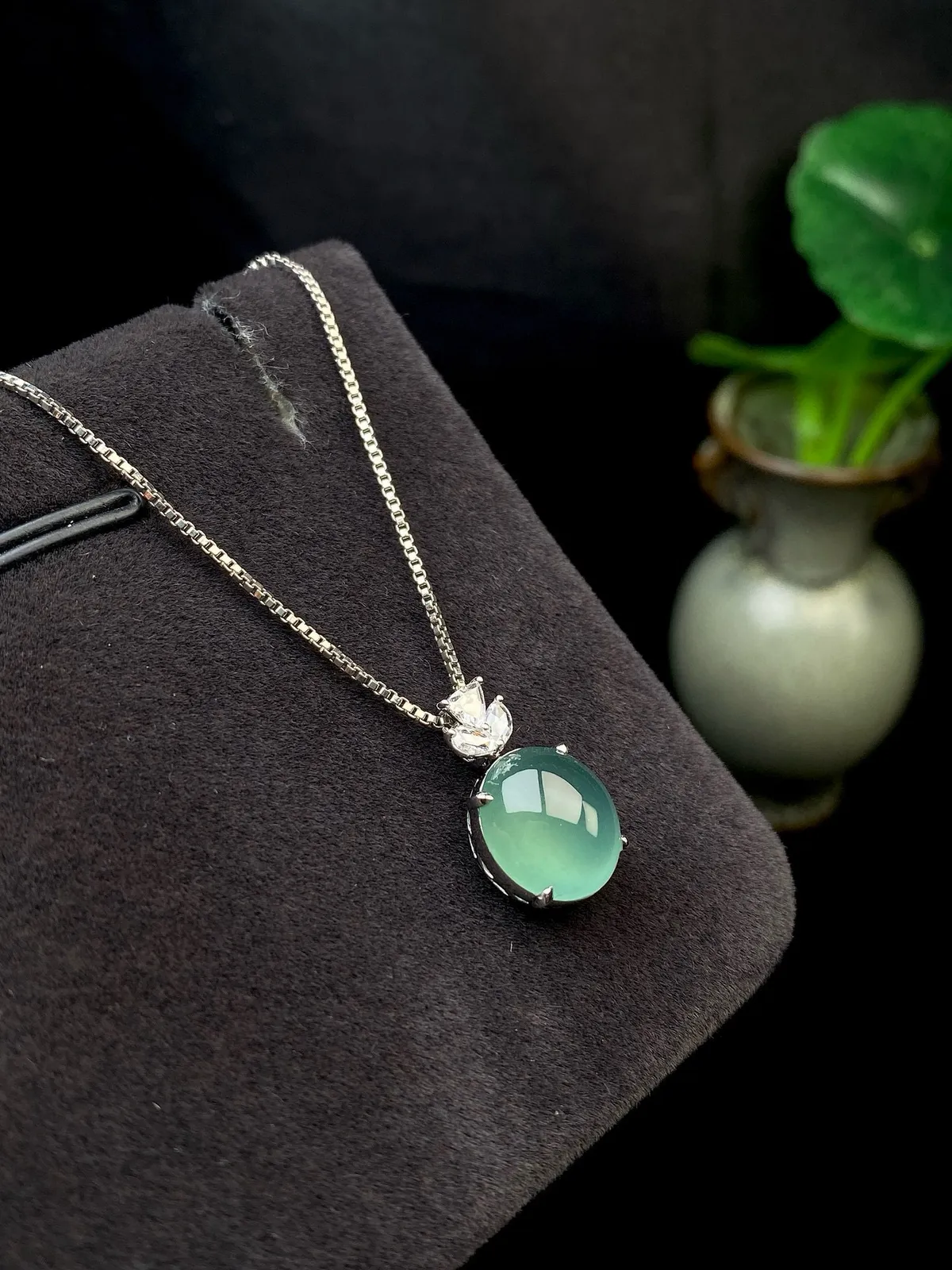 【冰种湖水绿蛋面吊坠】迷人湖水绿，形状非常饱满，冰润通透，种老起光，胶感强烈。质地细腻度均匀度很高，