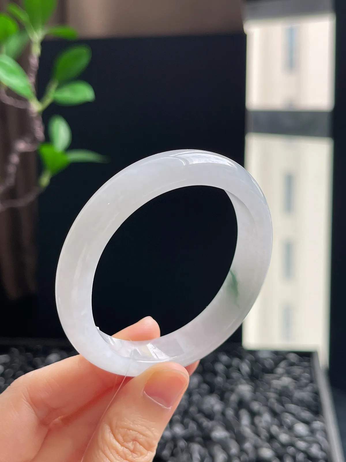 贵妃镯52.4圈口，翡翠冰糯种飘绿手镯