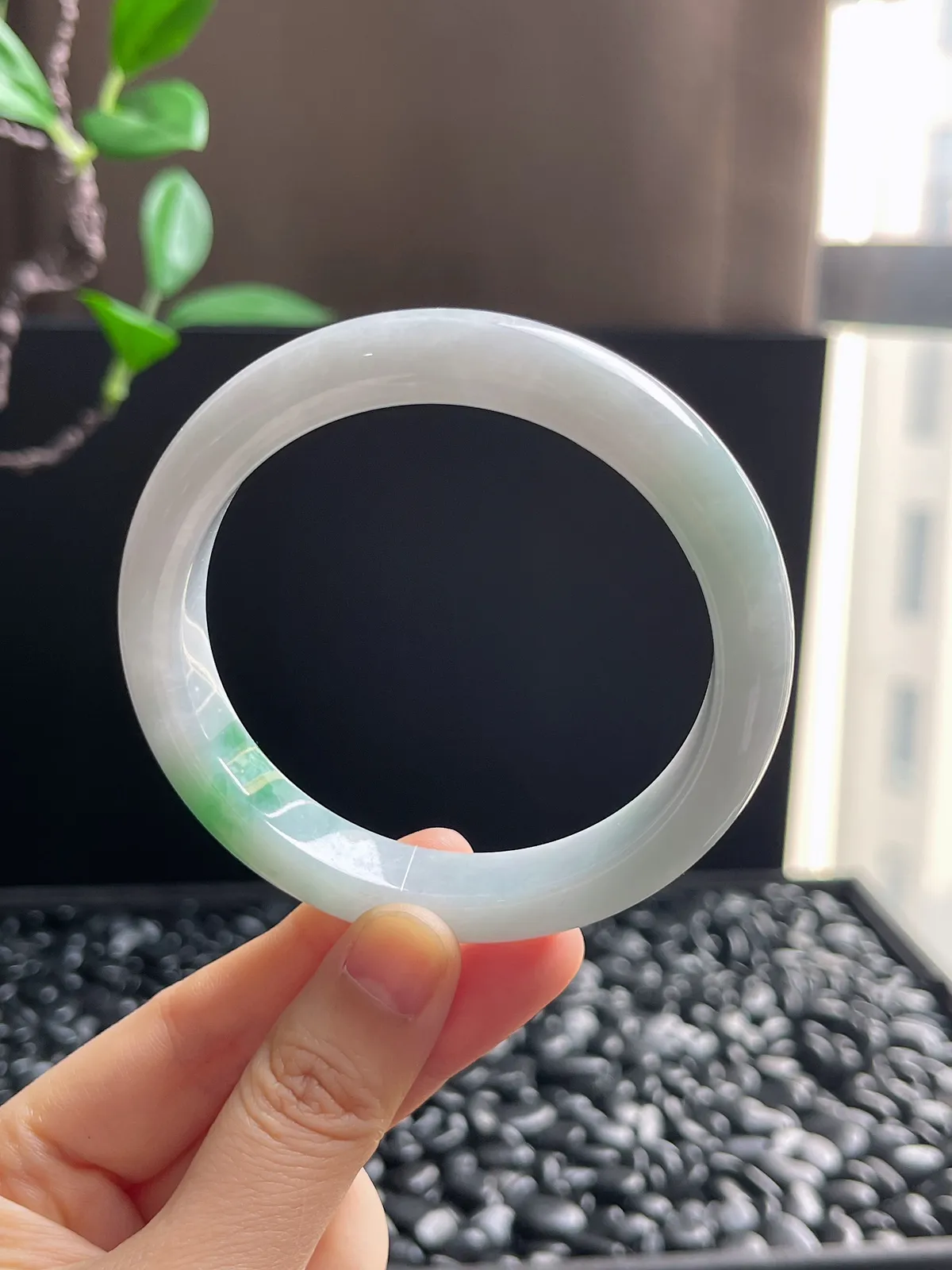 正圈60圈口，翡翠糯化种飘绿手镯